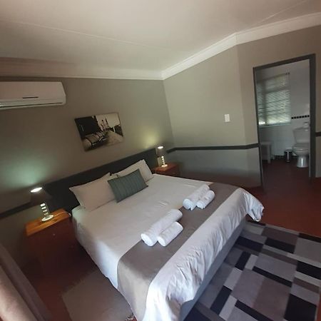 Oakwood Lodge Bloemfontein Exterior foto A room at the Protea Hotel, Polokwane