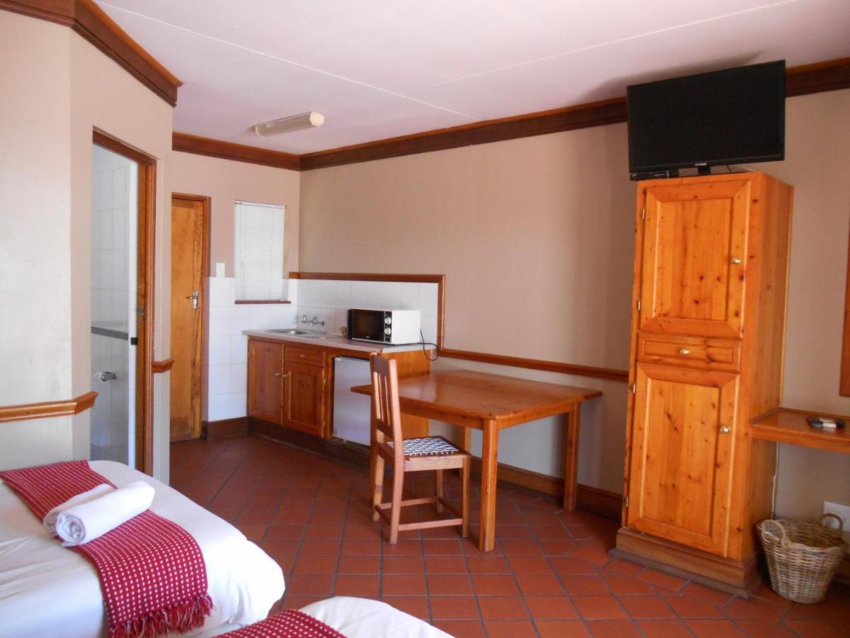 Oakwood Lodge Bloemfontein Exterior foto A typical room at the hotel
