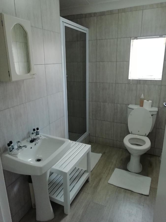 Oakwood Lodge Bloemfontein Exterior foto A modern bathroom