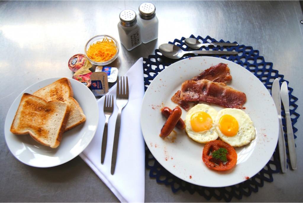 Oakwood Lodge Bloemfontein Exterior foto English breakfast