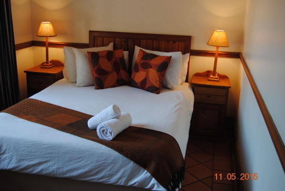 Oakwood Lodge Bloemfontein Exterior foto A bedroom at the hotel