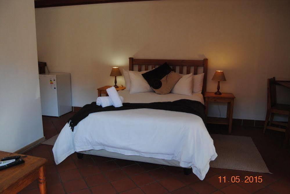 Oakwood Lodge Bloemfontein Exterior foto A bedroom at the lodge