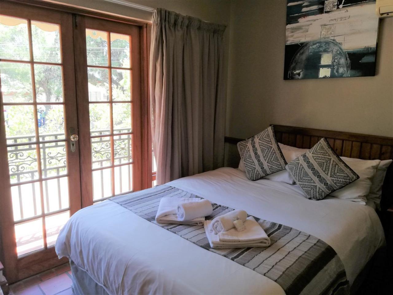 Oakwood Lodge Bloemfontein Exterior foto A bedroom at the Protea Hotel, Stellenbosch