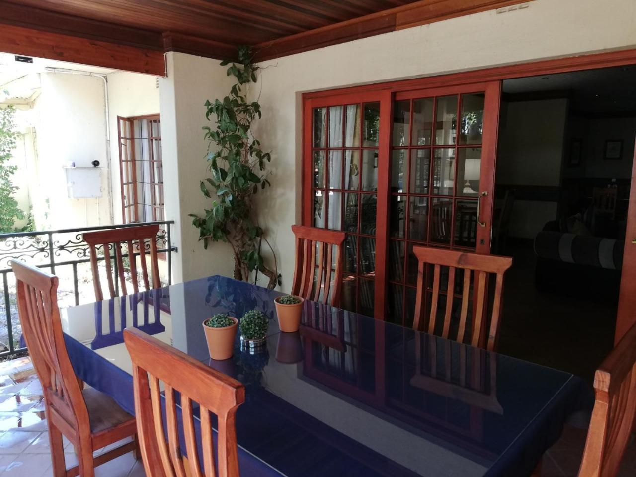 Oakwood Lodge Bloemfontein Exterior foto A balcony in a house