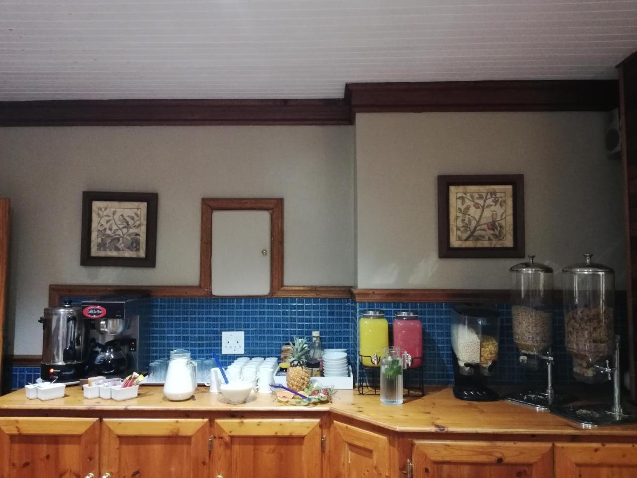 Oakwood Lodge Bloemfontein Exterior foto The kitchen at the station